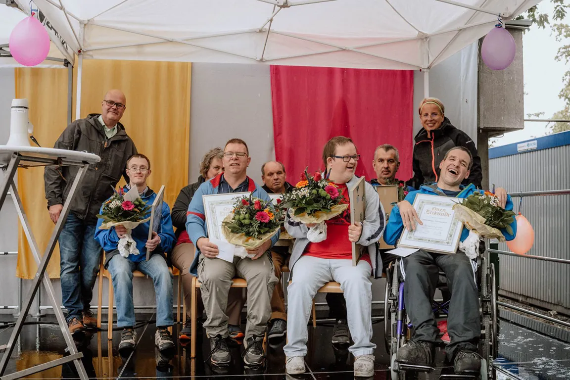 Lars Lückoff und Karin Schill gratulieren zu 25-jähriger Mitarbeit (v.l.) Andreas Triesch, Sabrina Eichert, René Schneider, Andrej Kern, Rolf Wavra, Darius Glogowski und Benjamin Greeb.