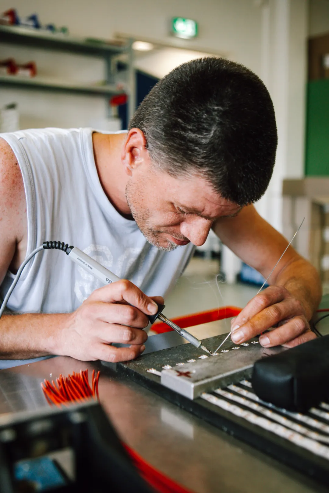 Ein Mann arbeitet konzentriert in den Werkstätten von der Lebenshilfe Dillenburg